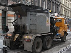 Asphalt tank truck