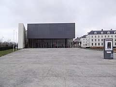 Théâtre du Quartier Libre et son parvis.