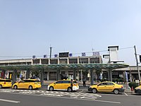 許多計程車隊通常會在車站旁進駐等待，圖為臺鐵新營車站前的計程車