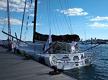 Vu de trois quarts arrière, bateau blanc à dérives droites.