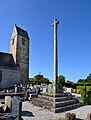 La croix de cimetière et l'église Saint-Georges.