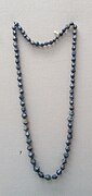 Collier en perles de lapis-lazuli, « tombe du roi ».