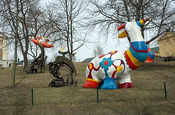 Del av Niki de Saint Phalles och Jean Tinguelys skulpturgrupp Paradiset.