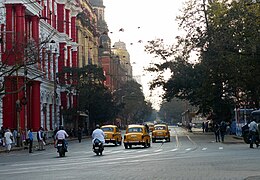 Une rue dans le centre-ville de Calcutta, traversée par les voies du tramway.
