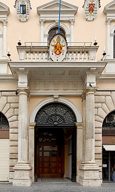 Vstup do Papežské diplomatické akademie na náměstí Piazza della Minerva