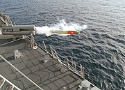 Mk 32 短魚雷発射管から発射されるMK-46魚雷