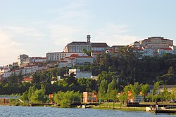 Bukit universitas di tepi Sungai Mondego.