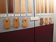 Proužky dřeva a výřezky kytarového těla v různých odstínech dřeva