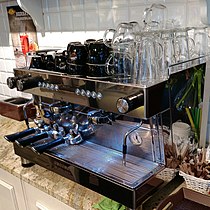 Kahvilan espressokone.