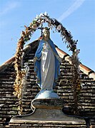 La statue sur le toit de la chapelle.