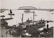 Transport van een brugdeel van de Muiderbrug over het IJ richting het Merwedekanaal; 22 juni 1933.