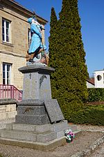 Photo d'un monument aux morts surmonté d'un poilu.