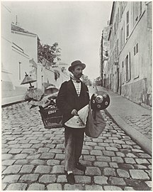 Un vendeur d'abat-jour photographié rue Lepic par Eugène Atget en 1898.