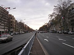 Avenue Charles-de-Gaulle : vue vers l'Arc de triomphe de l'Étoile.