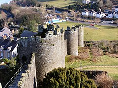 além de grandes defesas nas novas cidades, como as muralhas de Conwy.
