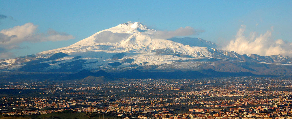 Monto Etna super la antaŭurbo de Katanio.