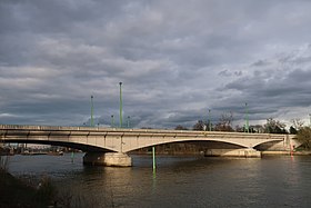 Pont vu du côté amont,depuis les berges en bas du quai Léon-Blum.