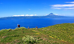 Insula Pico și Muntele Pico, cel mai înalt munte din Portugalia, văzute de pe Insula São Jorge⁠(d).