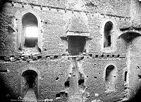 Intérieur du donjon : vestiges des cheminées.