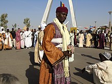 Photo d'un musicien jouant de la musique traditionnelle devant une foule de spectateurs