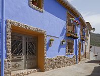 Casa colorida en la localidad.