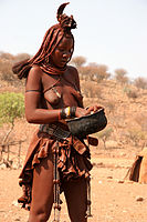 Himba emakumea lanean, Namibia.