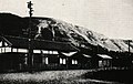 1926年（大正15年）開業当時の酒折駅。背後に見える山（砕石場）は採掘が始まったばかりで、現在では姿が大きく異なる。