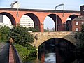 Stockportský viadukt, po němž vede hlavní železniční trať Manchester - Londýn