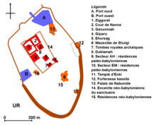 Plan de bâtiments disposés en rectangle et entourés d'un mur d'enceinte en ellipse.