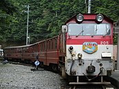 Auf den Adhäsionsabschnitten ver­kehren die Züge mit Dieseltraktion. Wendezug mit dieselhydraulischer Ad­häsionslokomotive DD 205 in Ikawa.
