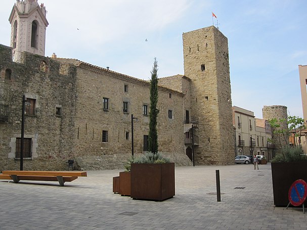 La Plaça major de Verges encara conserva bon tram de la muralla medieval amb tots els seus elements, merlets, espitlleres i torres