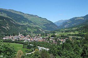 Andeer. Links oben die Ruine der Burg Cagliatscha