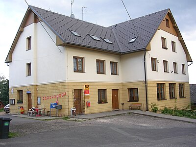 La mairie et la poste.