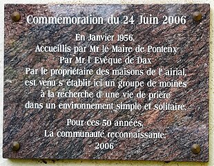 Plaque commémorative apposée sur le mur extérieur de la chapelle.