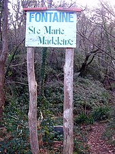Panneau signalant la discrète présence en forêt de la fontaine Sainte-Marie-Madeleine de Contis.