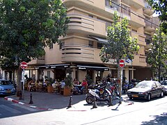 Café en terrasse dans le quartier Florentin.