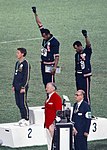 Die Siegerehrung im 200-Meter-Lauf 1968: links Peter Norman (Silber), Mitte Tommie Smith (Gold), rechts John Carlos (Bronze)