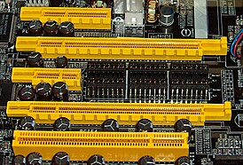 Слоты (сверху вниз): PCIe x4, PCIe x16, PCIe x1, PCIe x16, стандартный слот PCI