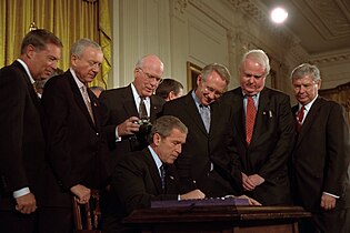 26 octombrie: Președintele american, George W. Bush, semnează legea Patriot Act