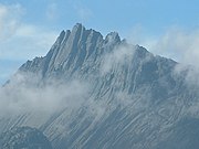 Puncak Jaya na Papua, Indonésia, é o ponto mais alto da Nova Guiné e em todas as ilhas oceânicas.