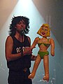 Le chanteur et une poupée gonflable