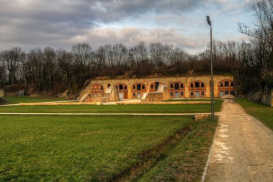 Le fort en mars 2012, privé de son entrée, de son fronton, de ses murs, de son poste de police, de ses cuisines, etc.