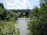 Gegenüber der Abtei Wimpfen im Tal wird das Wasser der Jagst vom Neckar aufgenommen, der es weiter zum Rhein trägt.