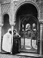 Fotografía de Mariano Bertuchi y su mujer en la Alhambra de Granada ataviados "a lo moro".