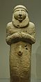 Estatua dun home barbudo, probablemente un rei e sacerdote, en pedra calcaria. Período de Uruk, año 3300 a. C., Museo do Louvre