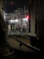 脱線した京急1000形1137編成（奥）。子安方より 画像中央が事故現場の神奈川新町第1踏切道