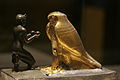 Taharqa và chim ưng thần Hemen (Bảo tàng Louvre)