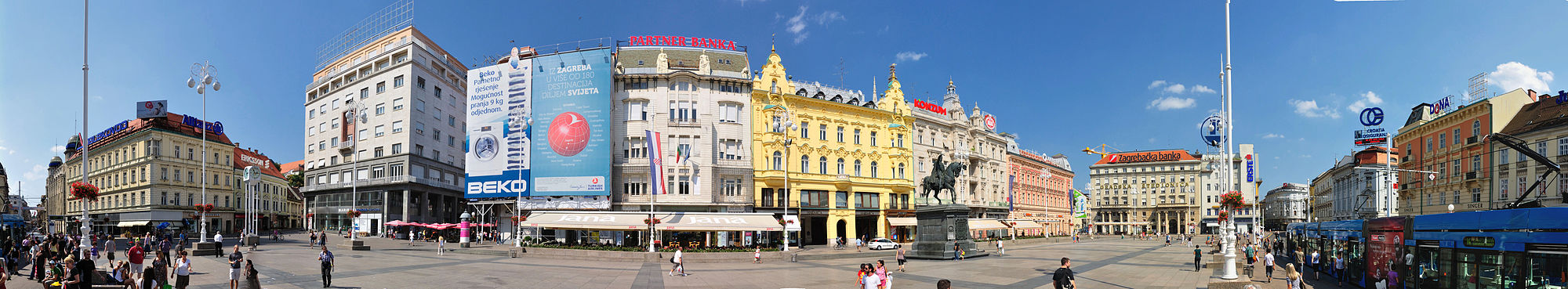 Panoramatická fotografia mesta Záhreb na Trgu bana Josipa Jelačića a v jeho najbližšom okolí