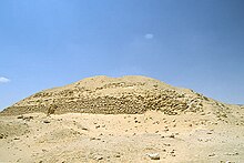 Pyramida v poušti, s rozpadlým nebo nedokončeným vrcholem