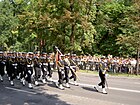 Desfile militar com porta-bandeira na Polónia.